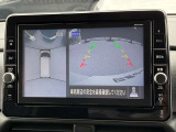 真上から見下ろすような映像で、車庫入れや縦列駐車時に、自車と駐車位置の関係をひと目で確認でき、スムースな駐車をサポート。動く物を検知してお知らせすることで、発進時の安全確認もサポートします。