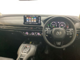 車内は光触媒抗菌消臭施工済です。インパネ周りはスタイリッシュなデザインで機能や装備も充実しています。グローブボックスやカップホルダーのほかにトレーなどたくさんの収納スペースが付いています。