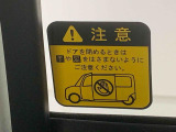 見た目が大事!な外装はぴかっとキレイに磨いており、経年のくすみもよみがえっております。ヘッドライトやドア周辺を磨く際にはマスキングテープを使用して保護しながら丁寧に作業をしております。