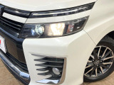 【LEDヘッドライト】悪天候や夜間走行時も良好な視界を確保し安心して運転できる高輝度LEDヘッドライトを装備!点灯速度が早く、消費電力も抑えられています。