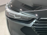 LEDヘッドライトは、点灯の瞬間から最大光量を発揮し、突然暗くなるトンネルなどでの安定感を高めます。