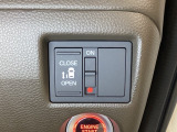 左側電動スライドドアは運転席からでも操作ができるように、ハンドル付近に開閉の操作スイッチが付いています。