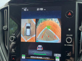 【マルチテレインモニター】車のフロントやサイドのカメラ画像を同時にモニター表示することで、悪路や狭い道を走行時でも周囲の状況確認ができ安心!本格SUVにうれしい装備です♪