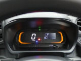 【自発光式デジタルメーター】スピードメーターはデジタル表示です。また、燃費のいい運転をすると、イルミネーションがアンバーからグリーンへ。グリーンの状態を長く保つだけで上手にエコドライブができます。