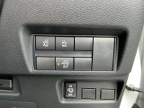 嬉しい両側ハンズフリーオートスライドドア!両手が荷物で塞がっていても、スライドドアの下に足を軽く入れるだけで自動開閉します。