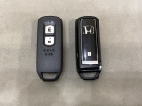 スマートキーを装備しています。鍵を差し込むことなくドアロックの開け閉めと、スタートボタン操作でのエンジンスタートができます。スペアキーも同じものを用意しております。