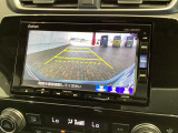リバースギアに入れるだけで後方の表示へ切り替わります。夜間や雨の日の駐車も楽になりますよ。