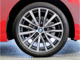 BMWの純正アロイホイールは軽量かつ強度にも優れているホイールで走行性能を引き上げる設計になっております。足元にもBMWは妥協がなくこだわっている個所になります。