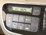 【オートエアコン】一度お好みの温度に設定すれば、車内の温度を検知し風量や温度を自動で調整。暑い&hellip;寒い&hellip;と何度もスイッチ操作をする必要はありません。快適な車内空間には必須の機能ですね♪