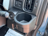 運転席ハンドルの右側にもドリンクホルダーがございます!お飲み物だけではなく、携帯電話なども置けますね♪