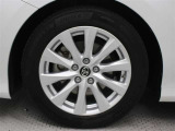 純正アルミホイールは精度が高く、走行の安定性が優れています。タイヤサイズ215/55R17