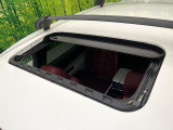 【サンルーフ】ボタンひとつで開閉可能!開放感たっぷりのサンルーフが装着されています!車内に明かりを取り入れたり景色を楽しむ以外にも、よどみがちな車内の空気も簡単に換気できて快適です!