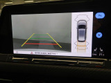 ギアをリバースに入れると車両後方の映像を映し出します。画面にはガイドラインが表示され、車庫入れや縦列駐車などの際に安全確認をサポートします。