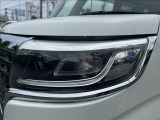明るく長寿命のLEDヘッドランプが夜道をしっかり照らしてくれます