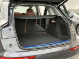開口部が低く設定されているので、荷物の積み下ろしがスムーズに行えます。更に分割可倒式リアシートの採用でシートのバックレストを倒すと、大きく長い荷物も積み込めます。