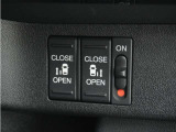 ◆両側電動スライドドア◆狭い駐車場でも乗り降りが楽々♪お子様が隣の車にドアを当ててしまう心配もございません!小さなお子様連れの方もこれで安心。