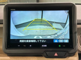 リバースギアに入れるだけで後方の表示へ切り替わります。夜間や雨の日の駐車も楽になりますよ。