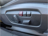 運転席メモリー付きフロント電動シート装備。