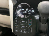 【オートエアコン】一度お好みの温度に設定すれば、車内の温度を検知し風量や温度を自動で調整。暑い&hellip;寒い&hellip;と何度もスイッチ操作をする必要はありません。快適な車内空間には必須の機能ですね♪