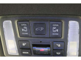 スライドドアの開閉は、ドアハンドルはもちろん運転席からのスイッチ操作でも可能です。お子様の送迎時の乗り降りも一段と楽になります。