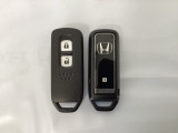 スマートキーを装備しています。鍵を差し込むことなくドアロックの開け閉めと、スタートボタン操作でのエンジンスタートができます。スペアキーも同じものを用意しております。