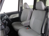 長時間の運転も疲れにくいフロントシート!体をしっかり支えてくれて運転がしやすい形状です!