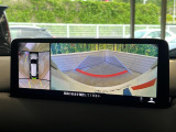 【マルチテレインモニター】車のフロントやサイドのカメラ画像を同時にモニター表示することで、悪路や狭い道を走行時でも周囲の状況確認ができ安心!本格SUVにうれしい装備です♪