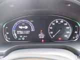 シンプルで見やすいデザインのメーターパネルです。車の情報が表示される大事な場所だからこそ見やすさが大切ですね。