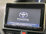 【メーカー純正ナビ】インテリアに溶け込むスタイリッシュな「専用設計」メーカーナビを装備♪視認性や操作性など基本性能にも優れ、より上質なカーライフをお楽しみいただけます。