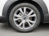18インチ純正アルミホイールを装備。タイヤサイズは215/55R18となります。