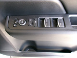 運転席から全ての窓の開閉ができます。ウィンドウロック機能はお子様のいたずら防止に有効です。