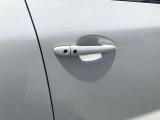 スマートキーを所持している状態でロックボタンを押すと、車両すべてのドアの解錠や施錠を行うことが出来ます。