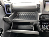 【グローブボックス】大容量のグローブボックスです!!車検証ケース他、日頃使う小物類の収納スペースもたくさんあります!