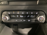 温度の設定のみで快適な風量やモードなどを自動調整してくれるフルオートエアコンを装備!