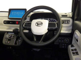 運転席まわりです。 各操作スイッチは使いやすい位置に配置されてます。