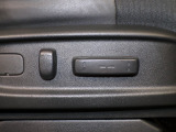 パワーシート装備車です。電動でシートが動きます、高級感がありとても便利な機能です!