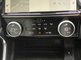 【デュアルオートエアコン】大きなダイヤルで温度調節が可能でございます!手元を見なくてもわかりやすくなっており、運転にも集中できます!