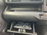 大型のグローブボックスは車検証など大きな物もすっぽりと収まるサイズとなっております。
