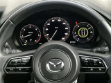【マツダ・レーダー・クルーズ・コントロール (MRCC)】運転者がアクセルやブレーキを踏まなくても設定した速度での定速走行や先行車との車間距離を一定に保つ追従走行により、運転者の負担を軽減するシステムです。