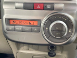 【オートエアコン】一度お好みの温度に設定すれば、車内の温度を検知し風量や温度を自動で調整。暑い&hellip;寒い&hellip;と何度もスイッチ操作をする必要はありません。快適な車内空間には必須の機能ですね♪