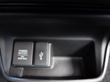 USB入力端子と12V電源ソケットを設置しております。