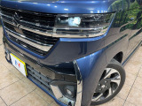 【LEDヘッドライト】悪天候や夜間走行時も良好な視界を確保し安心して運転できる高輝度LEDヘッドライトを装備!点灯速度が早く、消費電力も抑えられています。