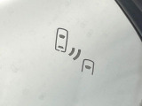 【ブラインドスポットモニター】走行中、ドアミラーの死角になりやすい箇所に後続車が接近するとサイドミラーのレンズに警告を表示!ドライバーに注意喚起をしてくれます。
