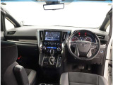 デザインもよく、居心地のよい運転席ですね。分かりやすいスイッチ類ですから操作もしやすく運転をサポートします。ぜひご来店いただき、実際にお座りいただいてステアリングを握ってみてください!