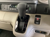 CVT車のセレクトレバーです。低速から高速まで、変速ショックのないスムーズな走りを実現するとともに、エンジン効率のよい領域を維持することで燃費にも貢献します。