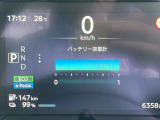 【運転支援】メーター中央部ディスプレイで車両状態の表示や、安全機能の設定・変更が行えます。