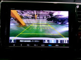 バックカメラの画像です。ガイドラインがスムースな車庫入れをサポートいたします。車庫入れの安心感がアップしますね。