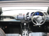 操作性に優れた運転席となります!小物入れや各ボタンの配置にこだわり、使いやすいです!座り心地もよく視認性も良好なのでロングドライブもお任せ下さい!