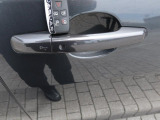 【キーレスエントリー】バッグやポケットからキーを取り出すことなく車にアクセスして、ロックとアラームを設定できます。 毎日の利便性をさらに高める機能です。