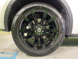 20インチアルミグロスブラックアルミホイール、装着タイヤはピレリP-ZERO235/50 R20 104Yです。ホイールコーティングも施工可能です。
